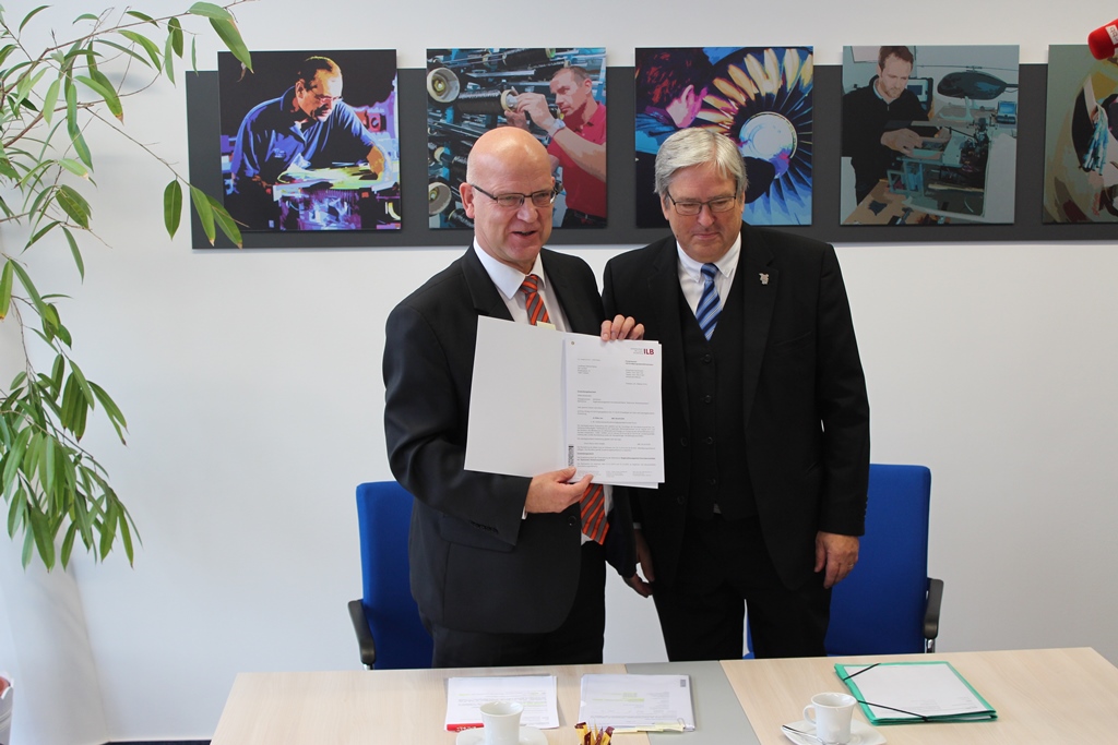 Landrat Stephan Loge nimmt den Zuwendungsbescheid über 400.000 Euro von Wirtschaftsminister Jörg Steinbach entgegen. (Foto: Wirtschaftsförderungsgesellschaft Dahme-Spreewald mbH)