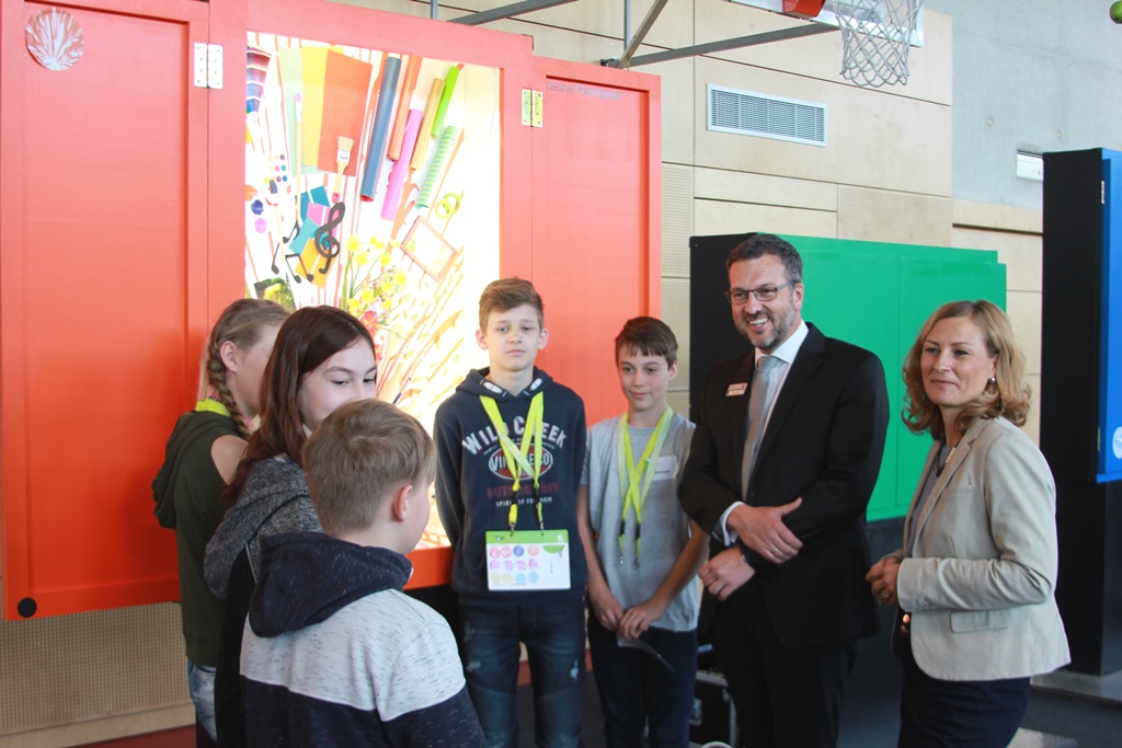 Geschäftsführerin Marion Richter und Beigeordneter Carsten Saß auf dem Erlebnisparcours im Gespräch mit Siebtklässlern der Grund- und Oberschule Schenkenland (Groß Köris). Foto: Landkreis Dahme-Spreewald Geschäftsführerin Marion Richter und Beigeordneter Carsten Saß auf dem Erlebnisparcours im Gespräch mit Siebtklässlern der Grund- und Oberschule Schenkenland (Groß Köris). Foto: Landkreis Dahme-Spreewald