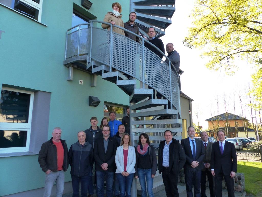 Begrüßten die Teilnehmer des neuen Lehrgangs „Verwaltungskompetenz für Akademiker“: Alexander Nagel, Leiter des Amtes für Personal, Organisation und Service beim Landkreis Dahme-Spreewald (3. v. r.), Dr. Andreas Borning, Dozent für Verwaltungsorganisationslehre (2. v. r.) und Lars Gölz, Studienleiter des Niederlausitzer Studieninstituts für kommunale Verwaltung (rechts außen). Foto: NLSI
