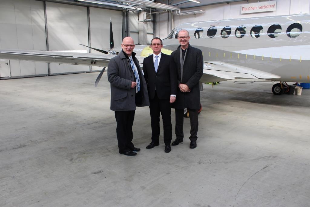  (v.l.n.r.):  Stephan Loge (Landrat des Landkreises Dahme-Spreewald), Rolf Käselau (Geschäftsführer der Beechcraft Berlin Aviation GmbH), Gerhard Janßen (Geschäftsführer der Wirtschaftsförderungsgesellschaft Dahme-Spreewald mbH)