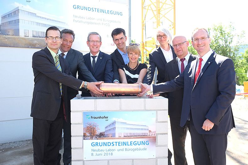 Foto: Fraunhofer IAP | Till Budde//Dr. Christian Dreyer, Christian Langfeld, Andreas Meuer, Prof. Dr. Ralf Raimund Vandenhouten, Dr. Martina Münch, Gunnar Rekersdrees, Stephan Loge, Prof. Dr. Alexander Böker (von links)