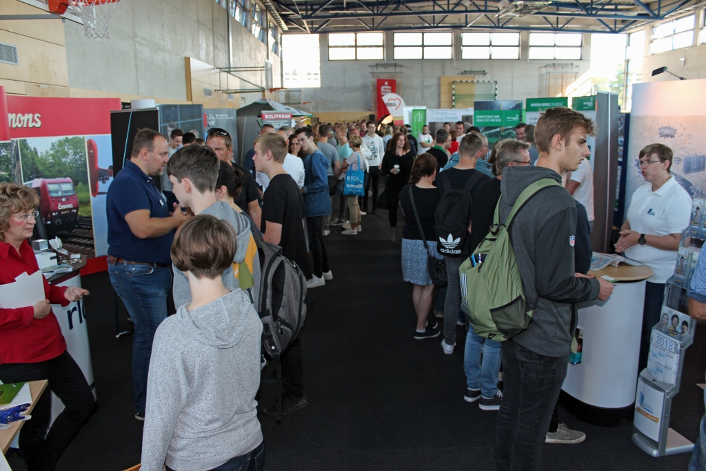 1.300 Besucher nutzten die Gelegenheit, sich auf der diesjährigen Ausbildungsmesse des Landkreises Dahme-Spreewald „Zukunft Ausbildung! Find raus, was passt." über Ausbildungsmöglichkeiten und Berufs-perspektiven in der Region zu informieren.