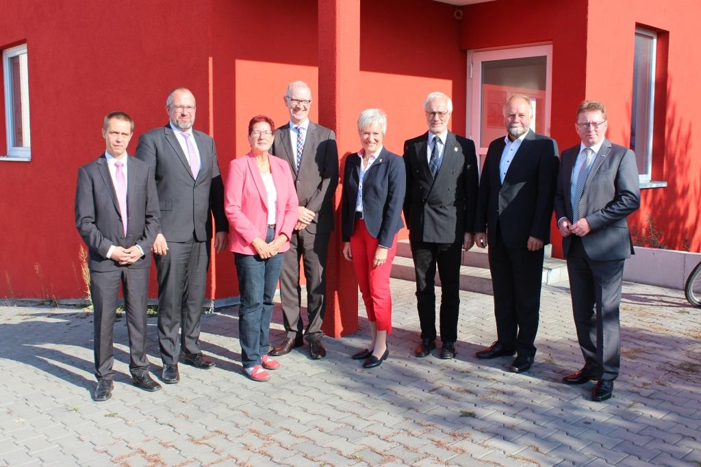 v.l.n.r. Leif Grün (Prokurist, Hotzler Werkzeugbau GmbH), Maik Haß (Prokurist Caloperm GmbH), Ina Engel (Ortsvorsteherin von Niederlehme), Gerhard Janßen (Geschäftsführer Wirtschaftsförderungsgesellschaft Dahme-Spreewald mbH), Dr. Ingrid Schult (Geschäftsführerin Caloperm GmbH), Uwe Hotzler (Geschäftsführer Hotzler Werkzeugbau GmbH), Joachim Schult (Gesellschafter Caloperm GmbH), Heiko Jahn (Wirtschaftsdezernent des Landkreises Dahme-Spreewald)