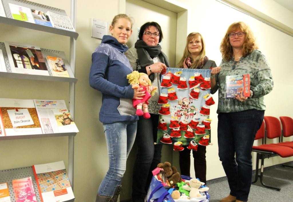 Die Gleichstellungsbeauftragte des Landkreises Dahme-Spreewald, Elke Voigt, mit der Gemtec-Mitarbeiterin Bina Korinth und den Sozialarbeiterinnen Franziska Rumpel und Katja Ziems bei der Übergabe der Geschenke für das Frauenhaus (v.r.n.l.). Foto: LDS