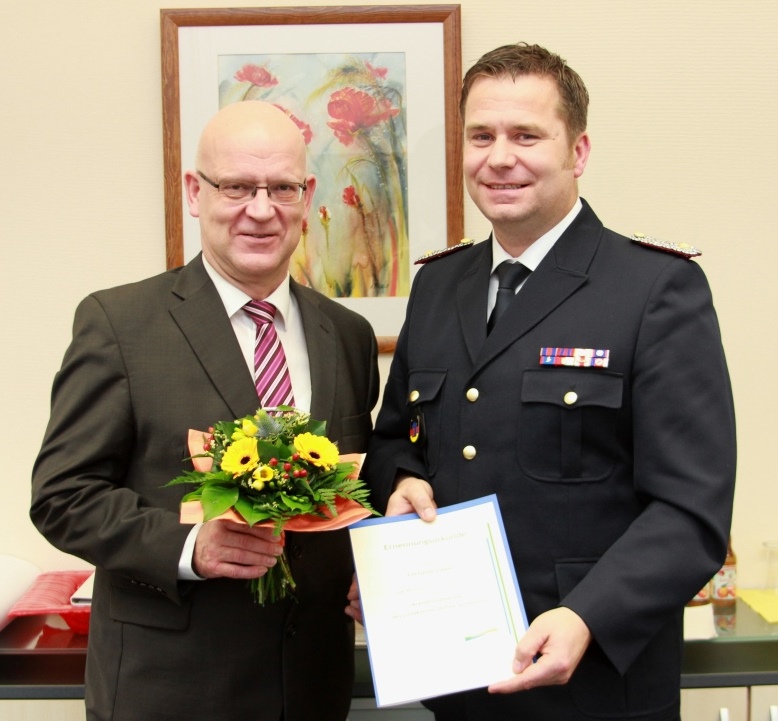 Landrat Stephan Loge überreicht dem neuen Kreisbrandmeister Christian Liebe (r.) seine Ernennungsurkunde (Foto: LDS)