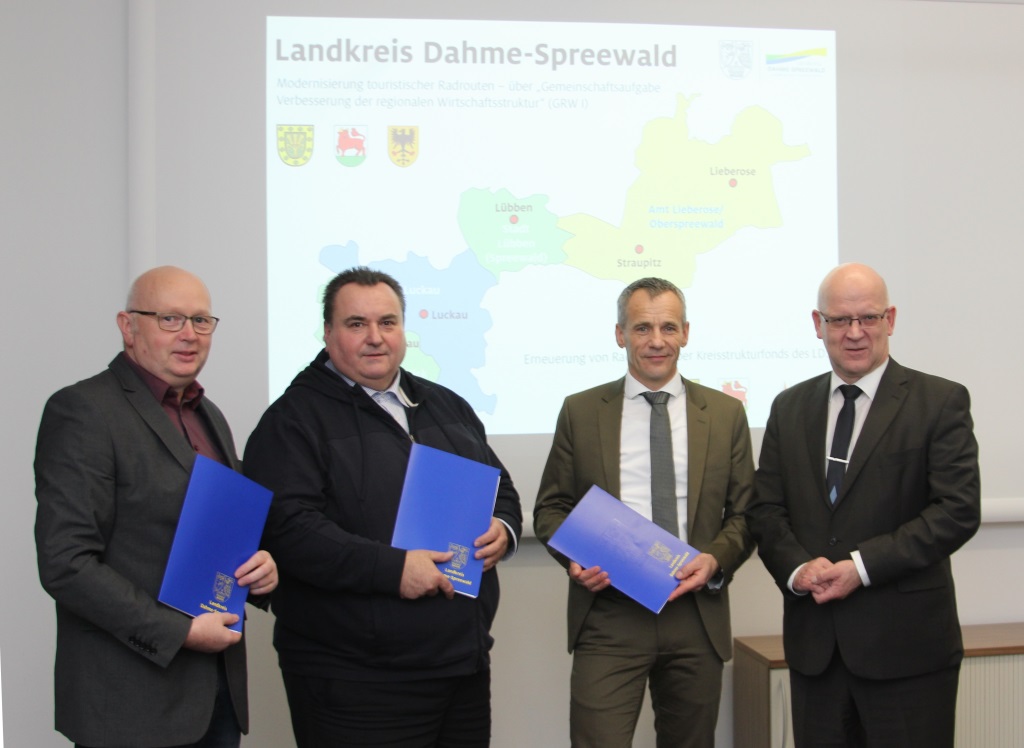 Landrat Stephan Loge überreicht Gerald Lehmann, Frank Neumann und Frank Deutschmann die Zuwendungsbescheide (v.l.n.r., Foto: LDS)