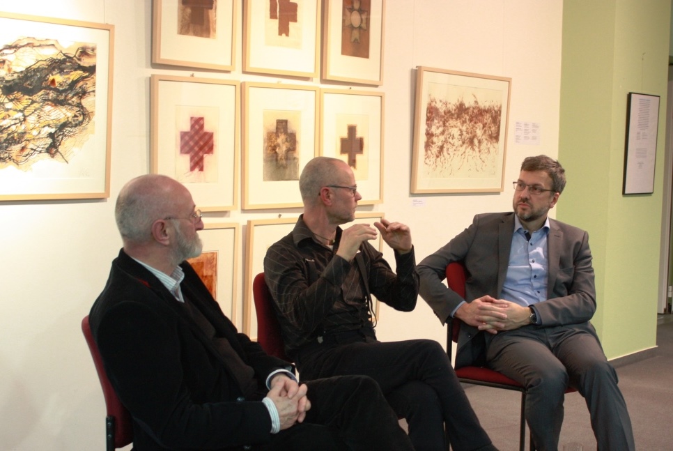 Kurator Herbert Schirmer, Künstler Micha Brendel und Kulturdezernent Carsten Saß beim Eröffnungsgespräch (Foto: LDS)