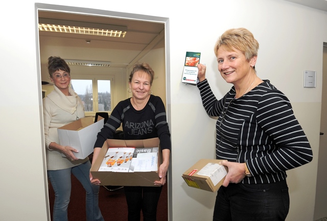 Sozialberaterin Viola Pavlik und die Pflegeberaterinnen Annette Lehmann und Manuela Noack (v.l.) beziehen die neuen Büroräume des Pflegestützpunktes in der Königs Wusterhausener Brückenstraße. Das beigefügte Bild steht Ihnen für redaktionelle Zwecke honorarfrei zur Verfügung (Foto: LDS/Gerlinde Irmscher). Sozialberaterin Viola Pavlik und die Pflegeberaterinnen Annette Lehmann und Manuela Noack (v.l.) beziehen die neuen Büroräume des Pflegestützpunktes in der Königs Wusterhausener Brückenstraße. Das beigefügte Bild steht Ihnen für redaktionelle Zwecke honorarfrei zur Verfügung (Foto: LDS/Gerlinde Irmscher).