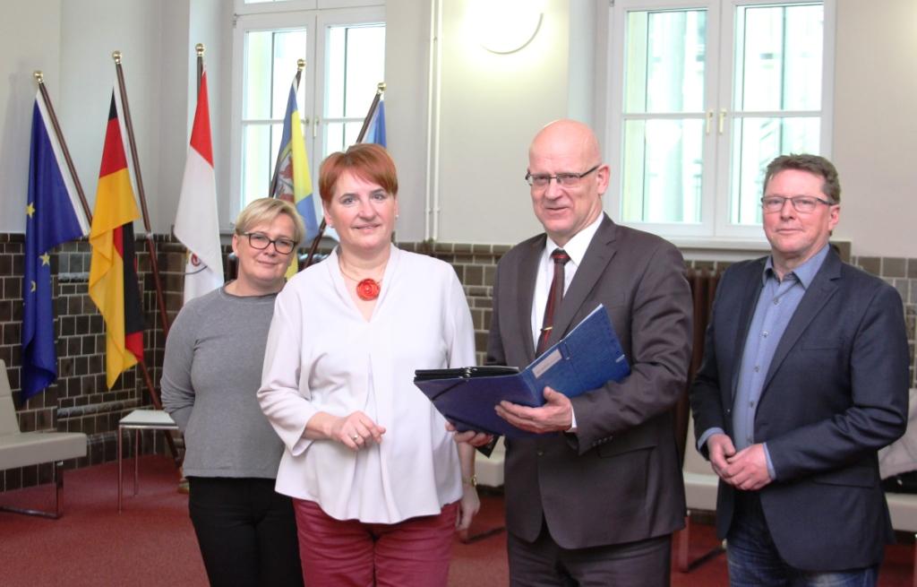 Landrat Stephan Loge (2.v.r.) mit Dorota Gorzelniak (2.v.l) vom Vorstandsbüro des Landkreises Wolsztyn und ihrer Mitarbeiterin Kasia Luczak sowie dem Wirtschaftsdezernenten Heiko Jahn beim Arbeitstreffen (Foto: LDS).