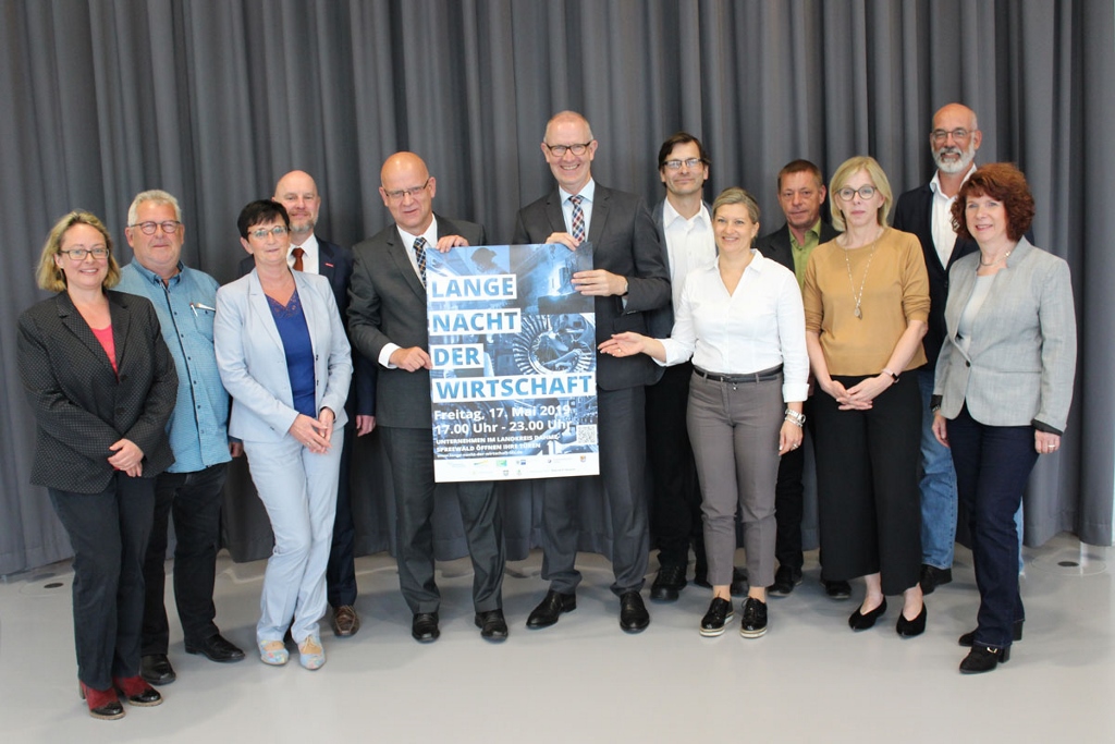 Landrat Stephan Loge und Wirtschaftsförderer Gerhard Janßen mit weiteren Vertretern bei der Pressekonferenz