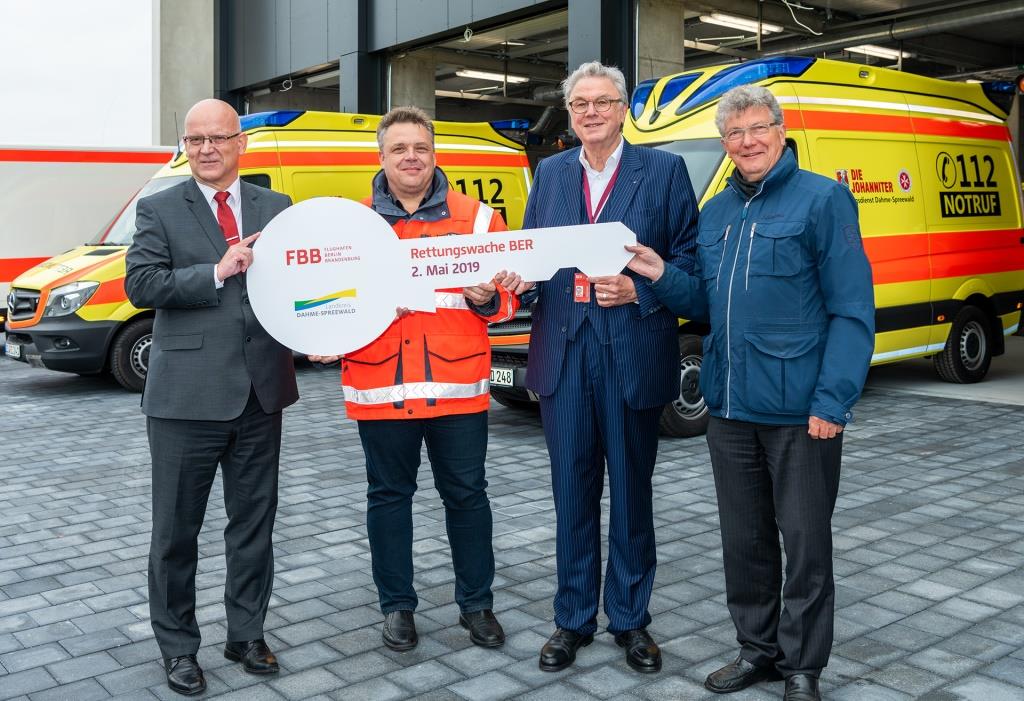 Landrat Stephan Loge, Johanniter-Regionalvorstand Andreas Berger-Winkler, Flughafen-Geschäftsführer Dr. Manfred Bobke-von Camen und Schönefelds Bürgermeister Dr. Udo Haase bei der Inbetriebnahme der neuen BER-Rettungswache (v.l.n.r.)//Foto: Günter Wicker/FBB/LDS