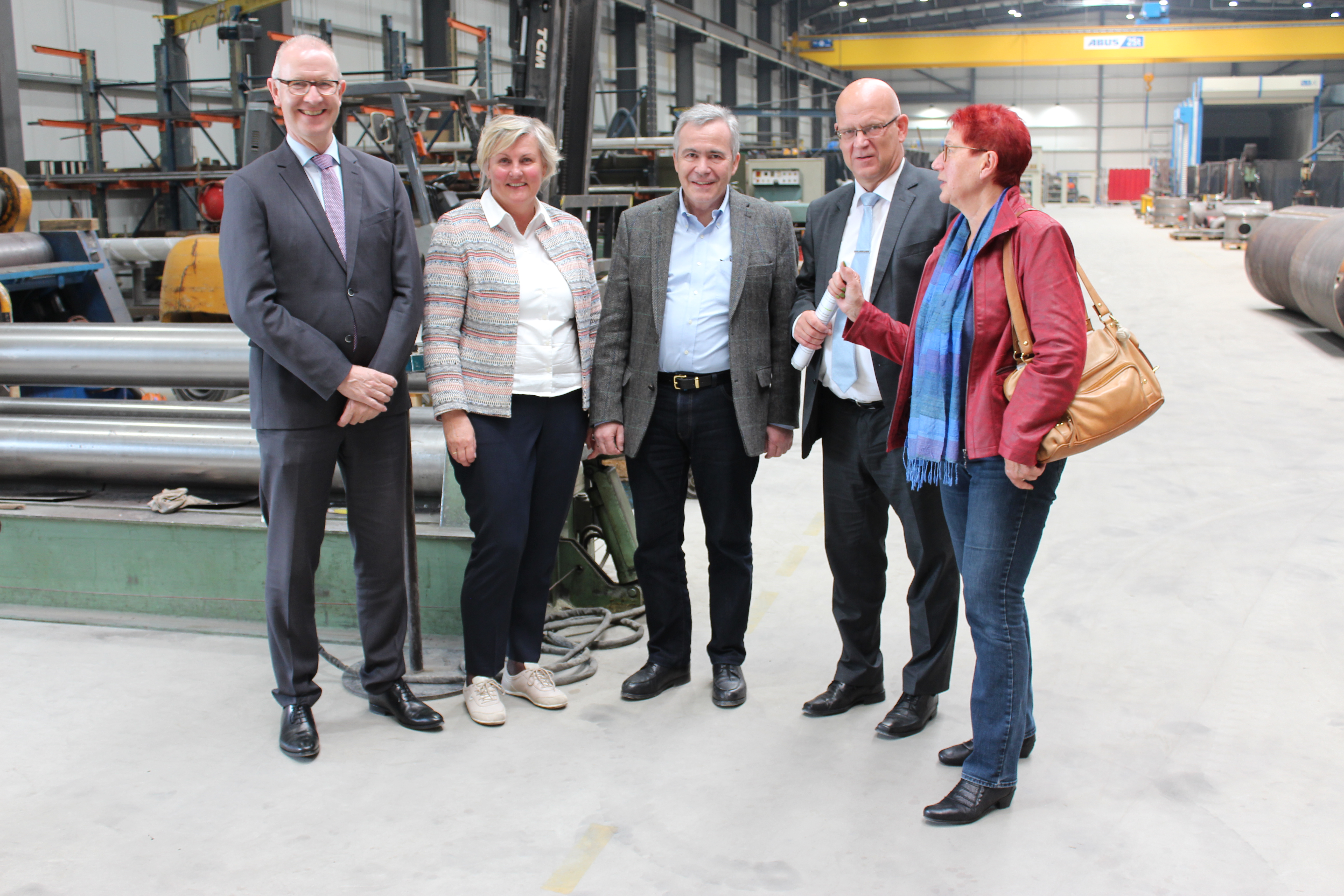 Bildunterschrift (v.l.n.r.): Gerhard Janßen (Geschäftsführer der Wirtschaftsförderungsgesellschaft Dahme-Spreewald mbH), Judith Sollerer (Geschäftsführerin der Holger Andreasen Germany GmbH), Alexander Sollerer (Geschäftsführer der Holger Andreasen Germany GmbH), Stephan Loge (Landrat des Landkreises Dahme-Spreewald) und Ina Engel (Ortsvorsteherin Niederlehme) beim Unternehmensbesuch am 08. Mai 2019 in Niederlehme. Foto: Wirtschaftsförderung Dahme-Spreewald