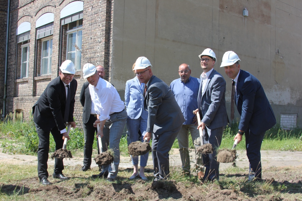 v.l.n.r. Bert Hoffmann (GF Bauconzept Planungsgesellschaft), Matthias Deller (Direktor des Amtsgerichts Königs Wusterhausen), Dahme-Spreewald-Landrat Stephan Loge, Volker Basche (GF Jobcenter Dahme-Spreewald) und Königs Wusterhausens Bürgermeister Swen Ennullat beim ersten Spatenstich zum Neubau des Jobcenters (Foto: LDS)