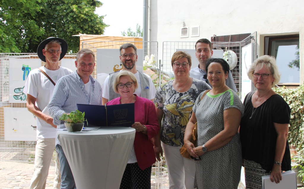 Kurator Harald Larisch, Benjamin Kaiser vom Vorstand des Fördervereins aquamediale e.V., KBE-Geschäftsführerin Maritha Dittmer, LDS-Kulturdezernent Carsten Saß, enviaM-Kommunalbetreuerin Simone Erb, Schulleiterin Gitti Trautmann und Lehrerin Cora Schenk beim Unterzeichnen des Sponsoringvertrags für das Kinder- und Jugendkunstprojekt (v.l.n.r. / Foto: LDS)