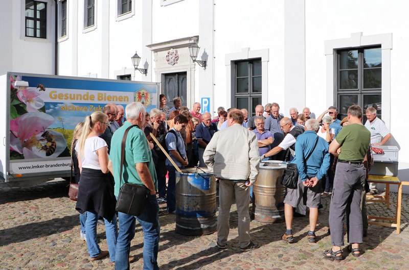 Vorstellung des Bienengesundheitsmobils im Ehrenhof der Lübbener Kreisverwaltung. (Foto: Landkreis Dahme-Spreewald)
