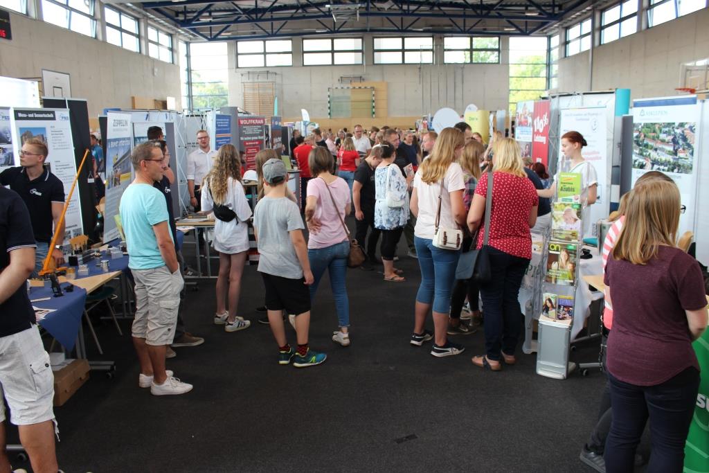 1.800 Besucher nutzten die Gelegenheit, sich auf der diesjährigen Ausbildungsmesse des Landkreises Dahme-Spreewald über Ausbildungsmöglichkeiten und Berufsperspektiven in der Region zu informieren.