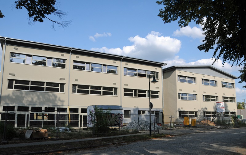Vorderansicht auf den Neubau des staatlichen Gymnasiums an der Schönefelder Pestalozzistraße. (Foto: Angela Hybsier/LDS)