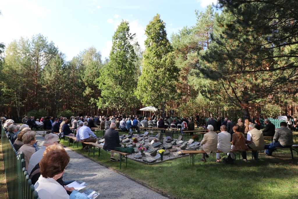 Rund 200 Gäste waren zur 30. Gedenkveranstaltung auf den Waldfriedhof in Jamlitz gekommen (Fotos: LDS).