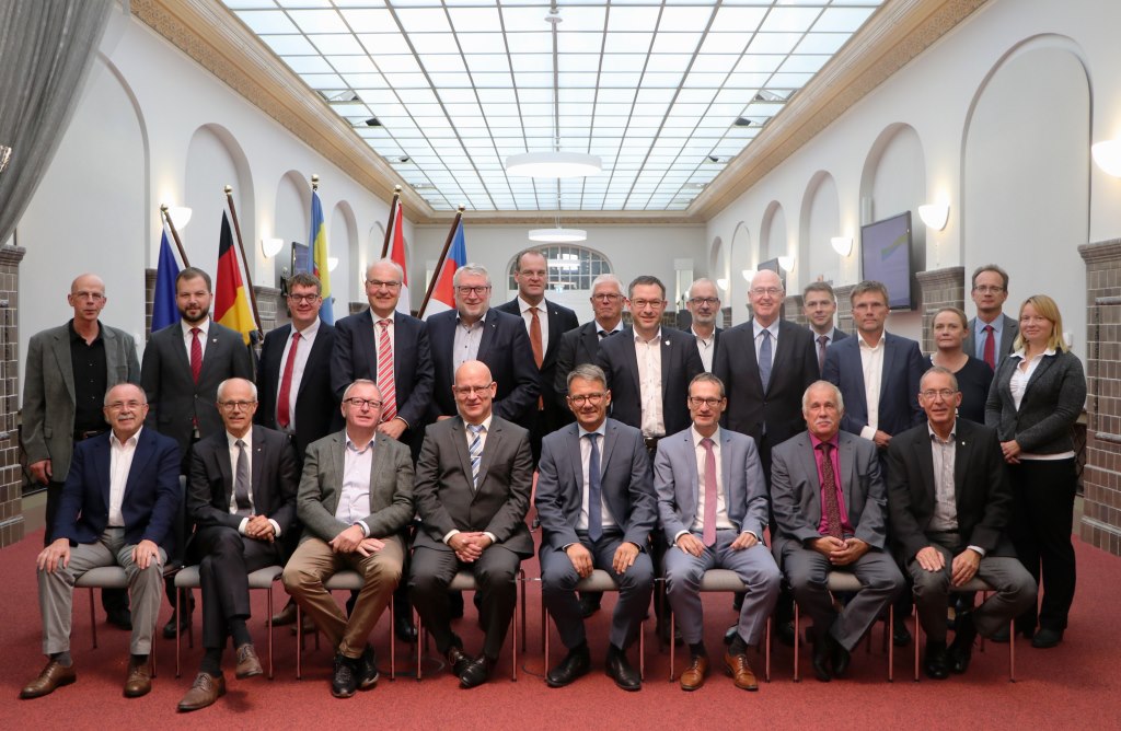 Die zweitägige Sitzung des DLT-Fachausschusses fand unter Federführung des vorsitzenden Landrates Thomas Karmasin (vorne, 4.v.r.) und des gastgebenden Landrats Stephan Loge (vorne, 4.v.l.) im Lübbener Kreistagssaal statt (Foto: LDS)