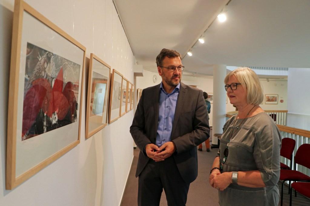 Kulturdezernent Carsten Saß und Künstlerin Gisela Gräning (Fotos: LDS)