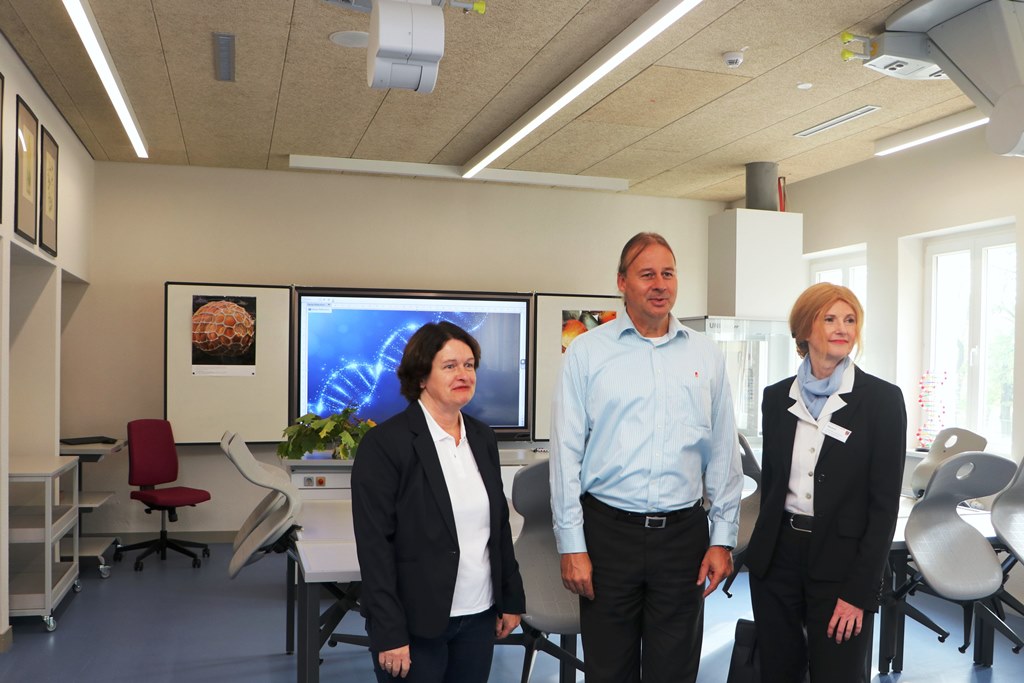 Vize-Landrätin Susanne Rieckhof, Bildungsstaatssekretär Thomas Drescher und die stellvertretende ZBW-Schulleiterin Karin Müller (v.r.n.l.) in einem der neu eingerichteten Fachräume.