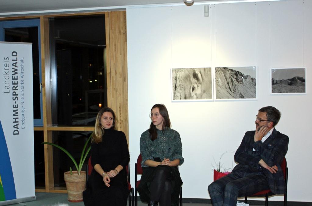 Arina Essipowitsch, Dominique Hille und Carsten Saß beim Künstlergespräch (Foto: LDS).