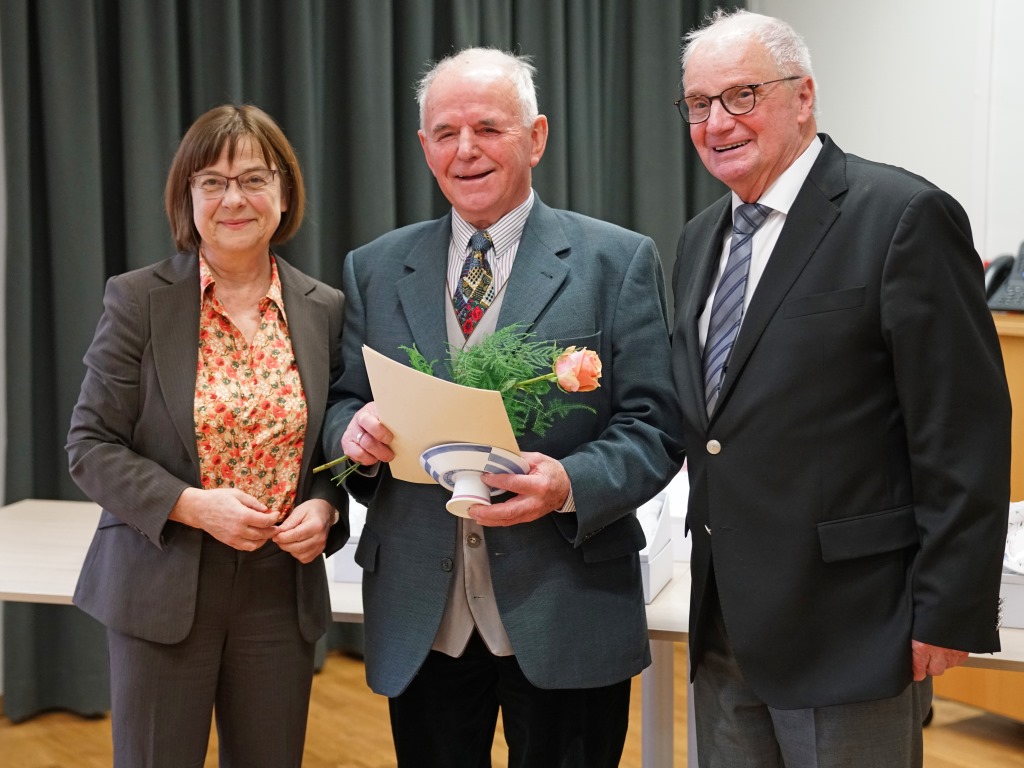 Sozialministerin Ursula Nonnemacher und der Vorsitzende des Landes-Seniorenrates, Wolfgang Puschmann, zeichnen Georg Graf (M.) für sein Engagement mit dem "Veltener Teller" 2019 aus (Foto: MSGIV).