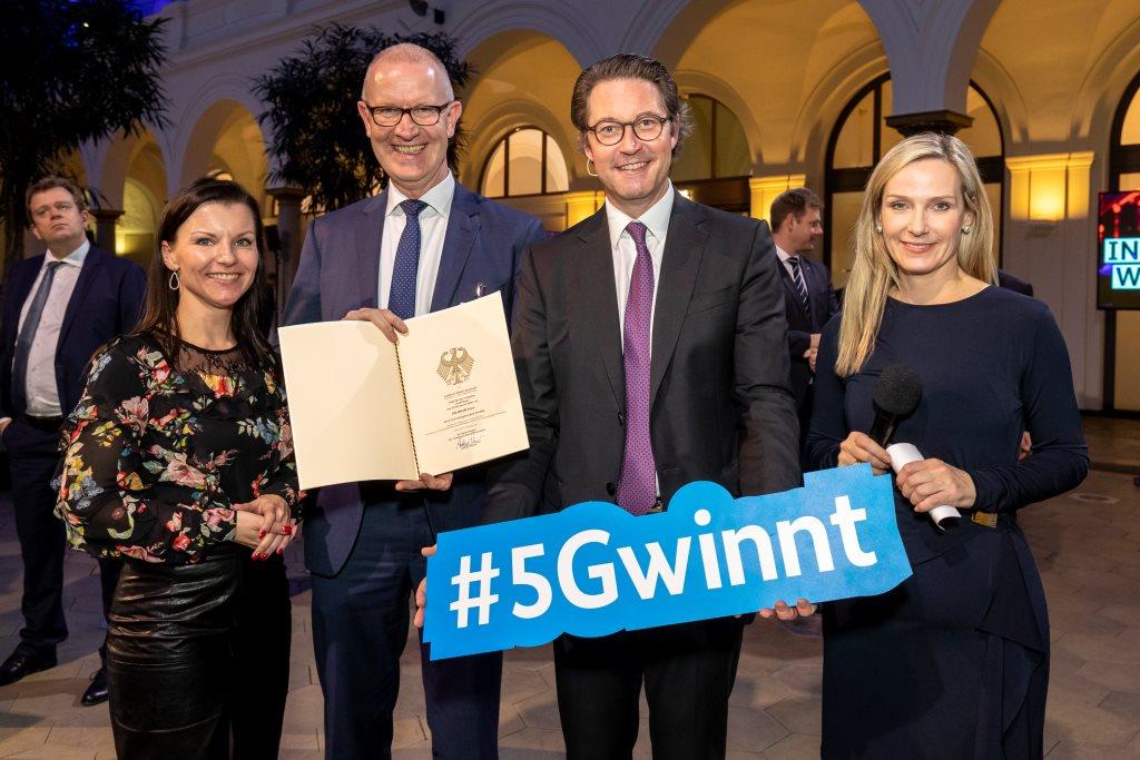 Jana Schimke (Mitglied des Deutschen Bundestages), Gerhard Janßen (Ge-schäftsführer der Wirtschaftsförderungsgesellschaft Dahme-Spreewald mbH), Andreas Scheuer (Bundesminister für Verkehr und digitale Infrastruktur), Moderatorin des Abends (Foto: MBVI)