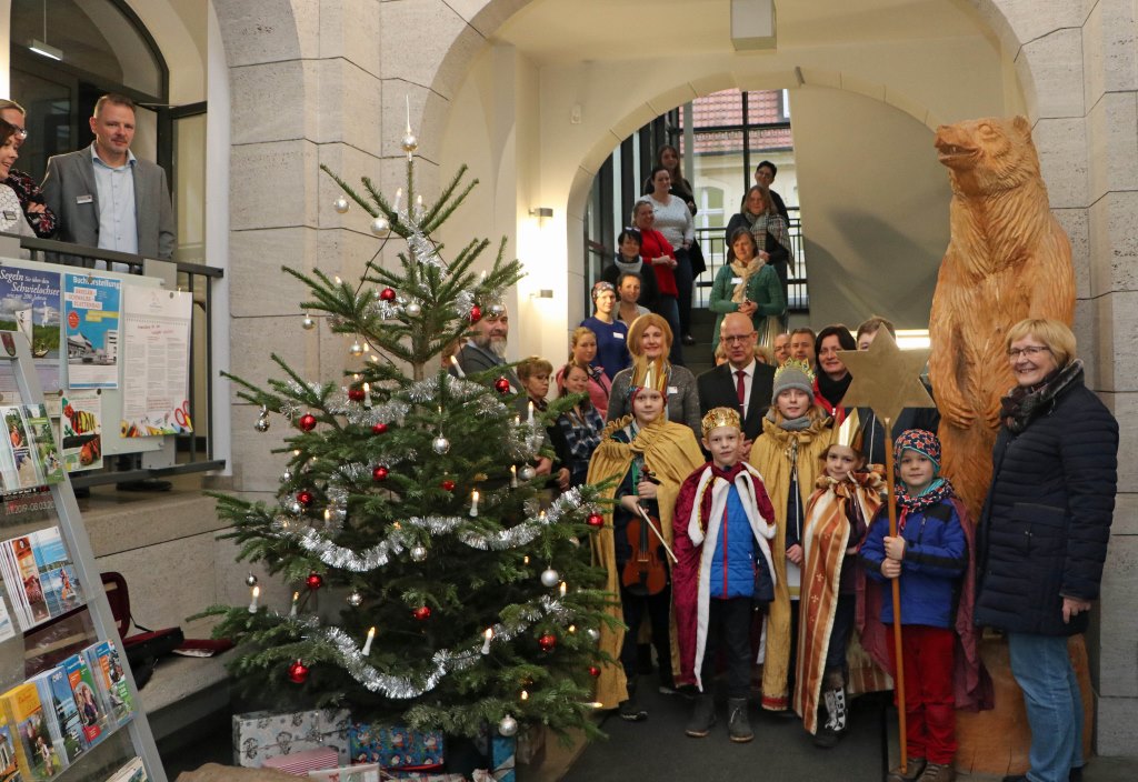 Die Sternsingergruppe des Katholischen Pfarramtes „St. Trinitas“ in Lübben gab dem Landratsamt in Lübben den Segen für 2020 (Foto:LDS).