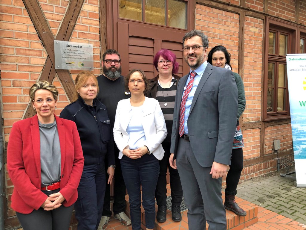 An der Eröffnungsfeier für das "Stellwerk 8" nahmen auch Dahme-Spreewalds Sozialdezernent Carsten Saß (2.v.r.) und die Migrationsbeauftragte Antje Pretky (l.) teil.