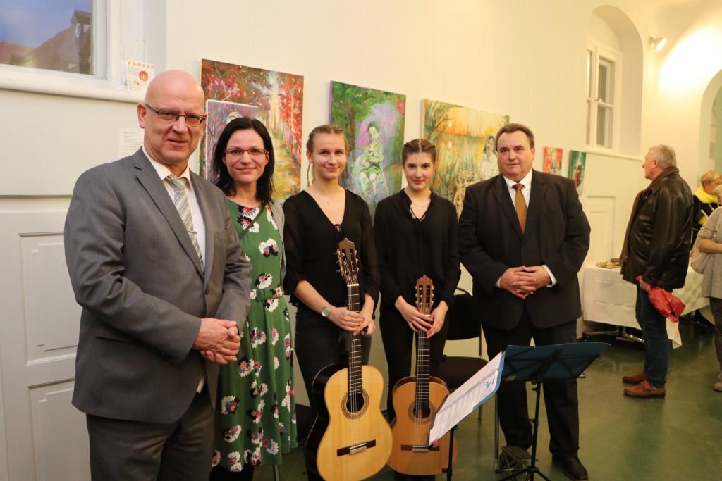 Landrat Stephan Loge, Museumsleiterin Corinna Junker, die Musikerinnen Franca Schötz und Selma Wandke sowie Lübbens stellvertretender Bürgermeister Frank Neuman (v.l.) bei der Vernissage im Landratsamt.