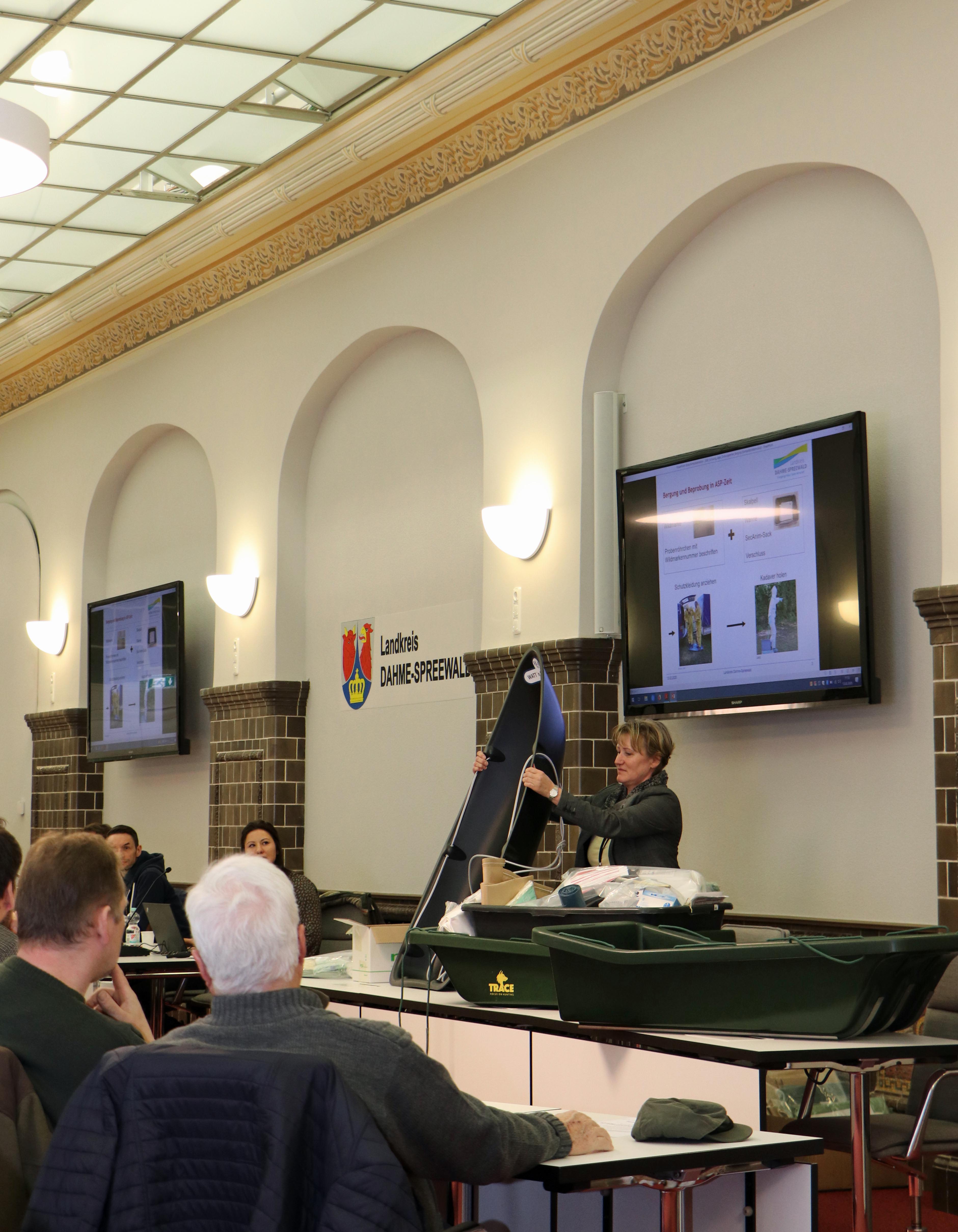 Amtstierärztin Frau Dr. Guth erläutert die Bergung