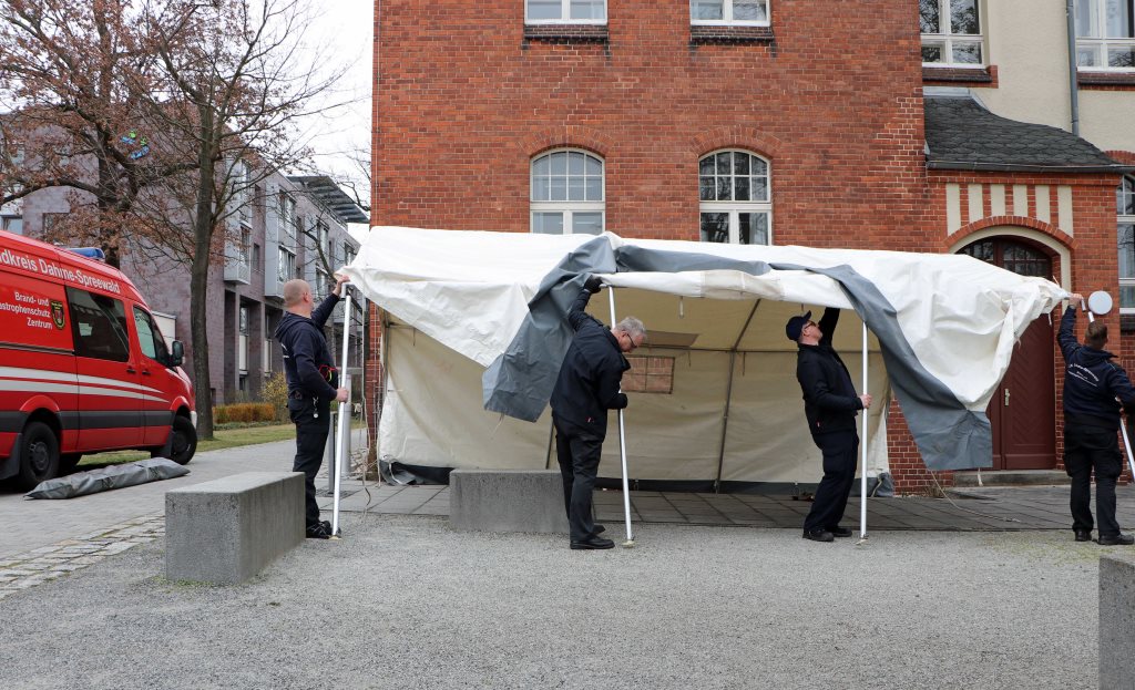 Mitarbeiter des Brand- und Katastrophenschutzzentrums Dahme-Spreewald errichten ein Wartezelt für die neue Fieberambulanz an der Spreewaldklinik Lübben (Foto: LDS)