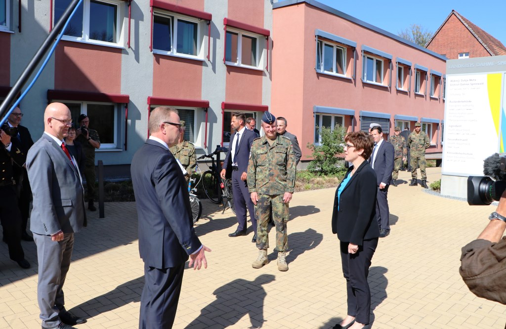 Landrat Stephan Loge begrüßt gemeinsam mit Innenminister Michael Stübgen und Landeskommandeur Oberst Olaf Detlefsen die am Gesundheitsamt in Königs Wusterhausen eintreffende Verteidigungsministerin Annegret Kramp-Karrenbauer.