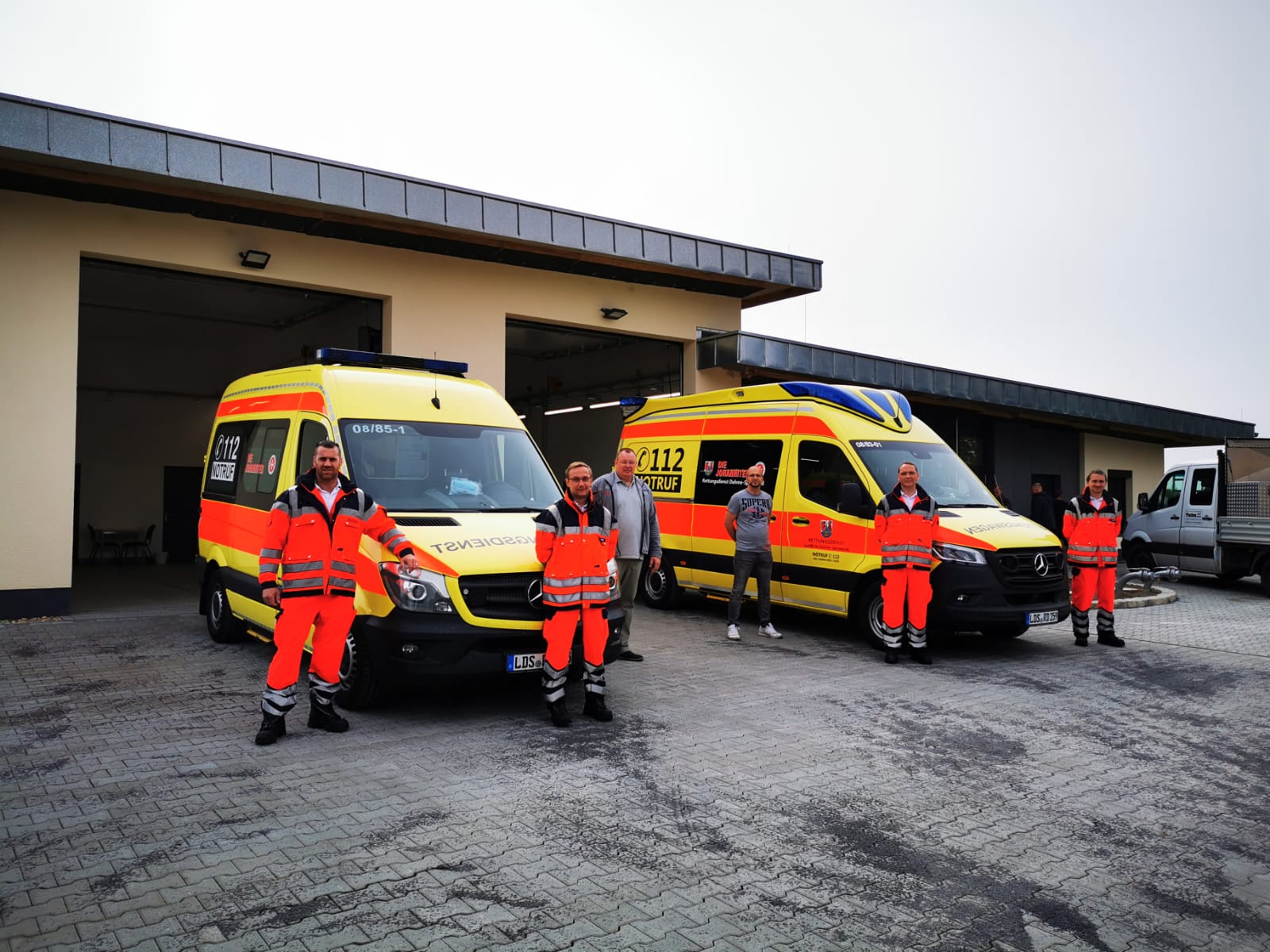 Die neue Wache mit den bestückten Fahrzeugen (Fotos: Johanniter Unfallhilfe).