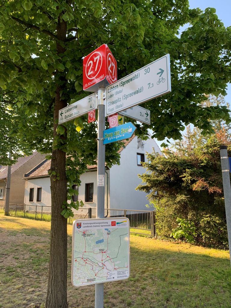 Knotenpunktwegweiser in der Byhleguhrer Dorfstraße (Foto: Landkreis Dahme-Spreewald)