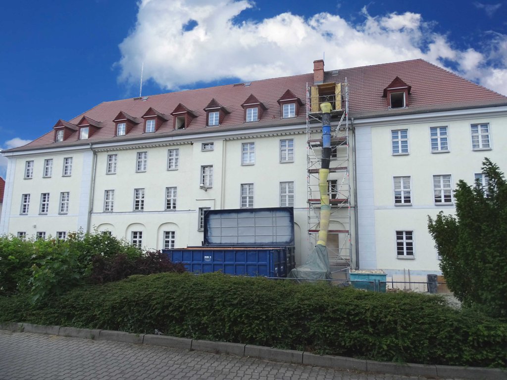 Südansicht des Verwaltungsgebäudes an der Luckauer Karl-Marx-Straße (Foto: Landkreis Dahme-Spreewald)