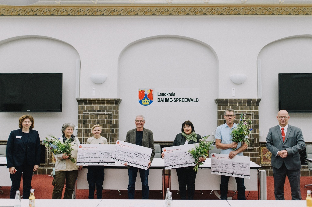 Landrat Stephan Loge (r.) und Umweltdezernentin Heike Zettwitz (l.) mit den diesjährigen Umweltpreisträgern: Monika Gierach und Theo Maraszek für die Kinder- und Jugendgruppe Juniorranger “Luciferine” sowie Helmut Donath, Waltraud Düber und Hagen Melcher (v.l.n.r.). (Fotos: Marie-Luise Schmidt/LDS)