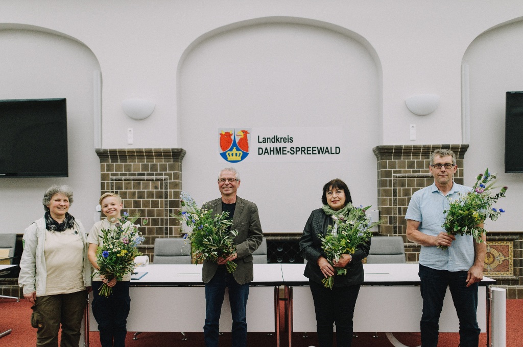 Monika Gierach und Theo Maraszek für die Kinder- und Jugendgruppe Juniorranger “Luciferine” sowie Helmut Donath, Waltraud Düber und Hagen Melcher (v.l.n.r.) sind im Lübbener Kreistagssaal mit dem diesjährigen Umweltpreis ausgezeichnet worden.