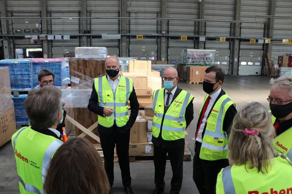 Ministerpräsident Dietmar Woidke besichtigt gemeinsam mit Landrat Stephan Loge das Logistikunternehmen Raben Trans European Germany GmbH in Mittelwalde.