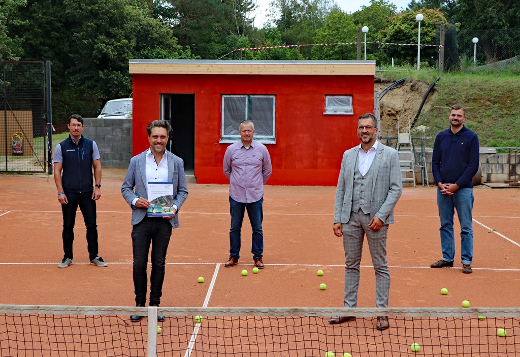LDS-Sportdezernent Carsten Saß (vorne r.) hat sich für ein Auftaktgespräch zur Sportentwicklungsplanung mit INSPO-Professor Michael Barsuhn (vorne l.) sowie KSB-Geschäftsführer Norman Grätz (hinten v.l.n.r.), SVTGK-Vereinspräsident Thomas Schamböck und INSPO-Projektleiter Konstantin Pape auf dem Vereinsgelände des SV Teupitz / Groß Köris getroffen. (Foto: Landkreis Dahme-Spreewald)