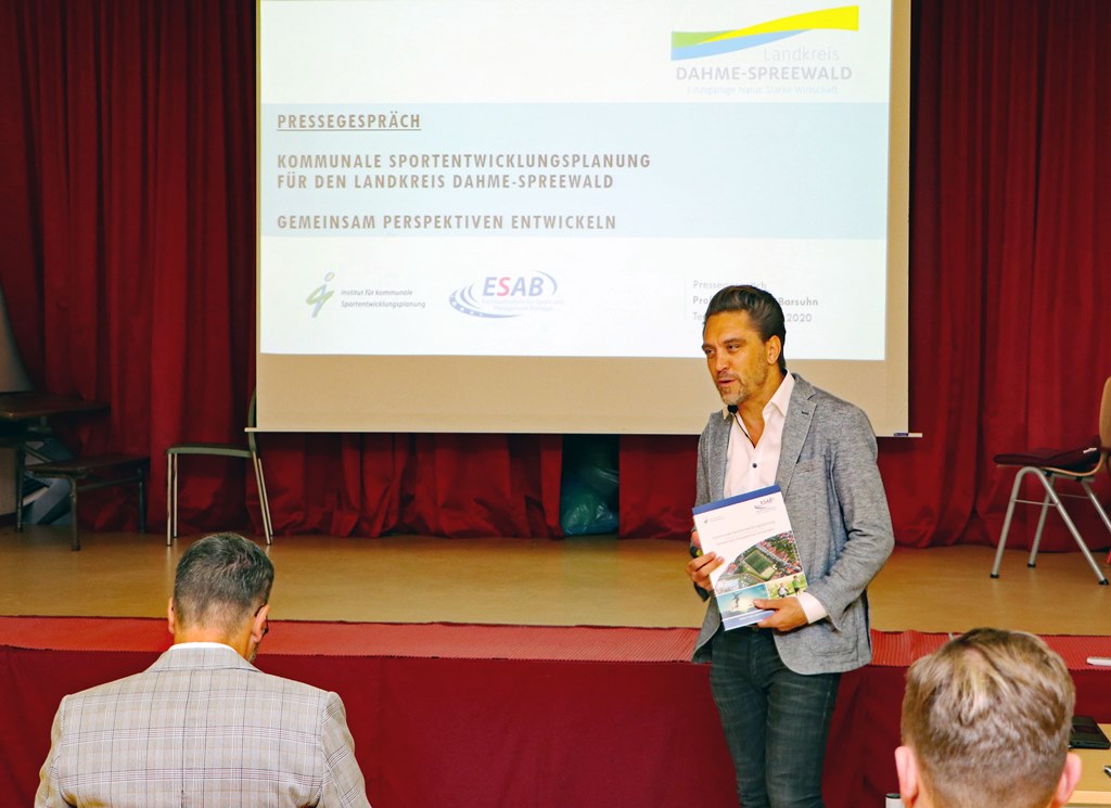 Der wissenschaftliche Leiter des INSPO, Prof. Dr. Michael Barsuhn, stellte Verfahren und Methodik der Sportentwicklungsplanung in Teupitz vor. (Foto: Landkreis Dahme-Spreewald)