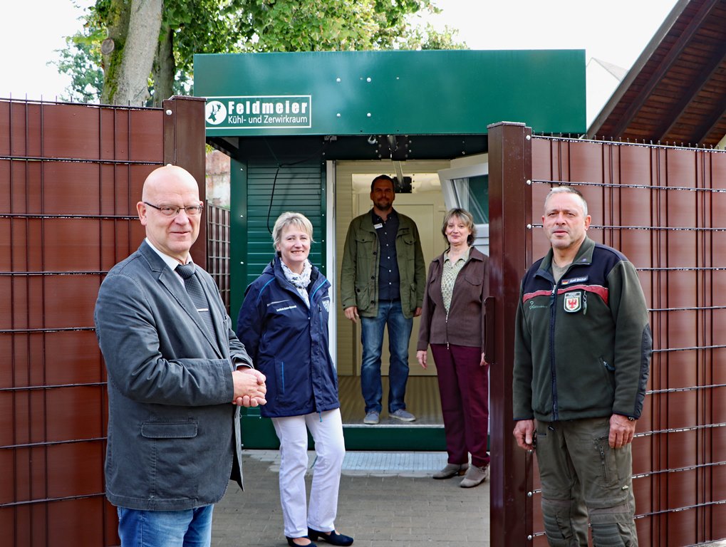Landrat Stephan Loge, Amtstierärztin Jana Guth, GIM-Projektbetreuer Martin Schultka, Dezernentin Marion Degenhardt und Axel Becker, Leiter der Oberförsterei Lieberose, bei der offizielle Übergabe des ersten Kühlhauses zur Tierseuchenbekämpfung im Dahme-Spreewald-Kreis. (Foto: Landkreis Dahme-Spreewald)