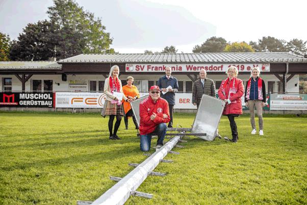 Andreas Schulz, Vorstandsvorsitzender der MBS und Stephan Loge, Landrat im LDS bei der Spendenübergabe in Wernsdorf an die Vertreter des SV Frankonia