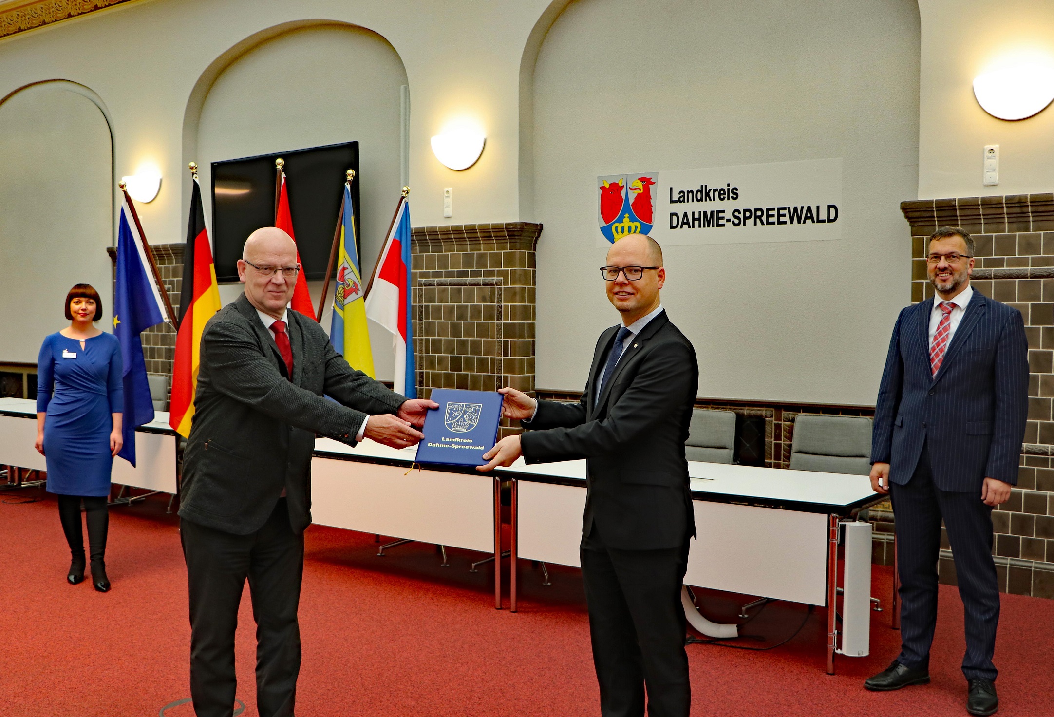 Landrat Stephan Loge (v.l.) überreicht den Antrag auf Fördermitgliedschaft offiziell an den Domowina-Vorsitzenden Dawid Statnik (v.r.) im Beisein der Sorben/Wenden-Beauftragten Sabrina Kuschy und dem Kulturdezernenten Carsten Saß (Foto: LDS)