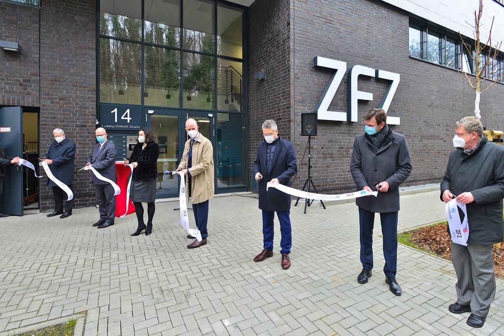 v.l.n.r.: Prof. Dr. Jörg Steinbach (Wirtschaftsminister Land Brandenburg), Stephan Loge (Landrat Landkreis Dahme-Spreewald), Dorothee Bär (MdB, Staatsministerin bei der Bundeskanzlerin und Beauftragte der Bundesregierung für Digitalisierung), Gerhard Janßen (Geschäftsführer der Wirtschaftsförderung Dahme-Spreewald), Prof. Dr. Lothar H. Wieler (Präsident des Robert Koch-Instituts), Michael Weisel (Geschäftsführer der FTI Engineering Network GmbH) und Prof. Dr. Klaus-Martin Melzer (Vizepräsident der Technischen Hochschule Wildau). v.l.n.r.: Prof. Dr. Jörg Steinbach (Wirtschaftsminister Land Brandenburg), Stephan Loge (Landrat Landkreis Dahme-Spreewald), Dorothee Bär (MdB, Staatsministerin bei der Bundeskanzlerin und Beauftragte der Bundesregierung für Digitalisierung), Gerhard Janßen (Geschäftsführer der Wirtschaftsförderung Dahme-Spreewald), Prof. Dr. Lothar H. Wieler (Präsident des Robert Koch-Instituts), Michael Weisel (Geschäftsführer der FTI Engineering Network GmbH) und Prof. Dr. Klaus-Martin Melzer (Vizepräsident der Technischen Hochschule Wildau).