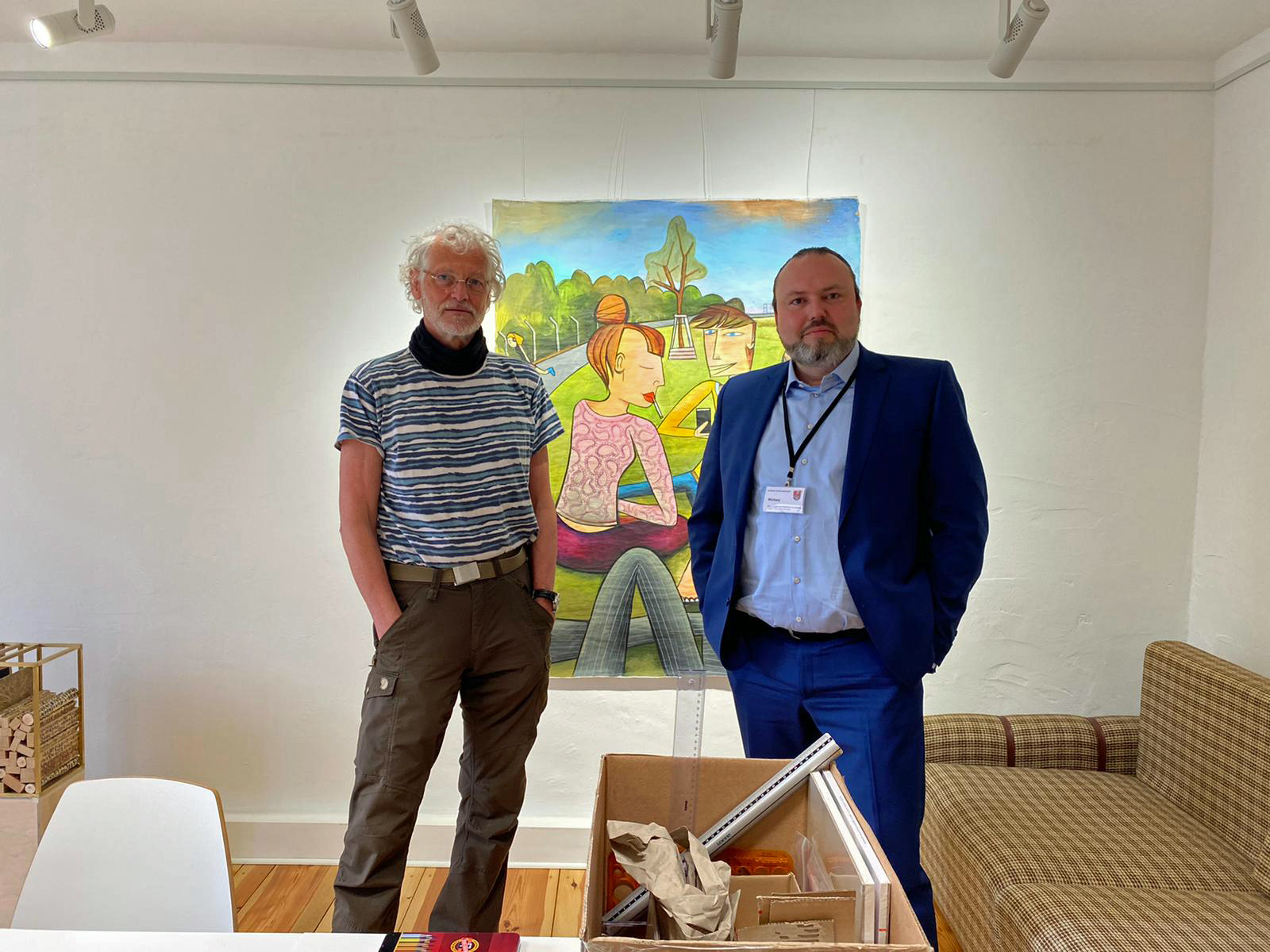Dahme-Spreewalds neuer Kulturdezernent Stefan Wichary tauscht sich mit Kurator Harald Larisch zu den Vorbereitungen der aquamediale 14 im Schlepziger Künstlerhaus „Eisenhammer" aus (Foto: Förderverein aquamediale e.V./LDS)