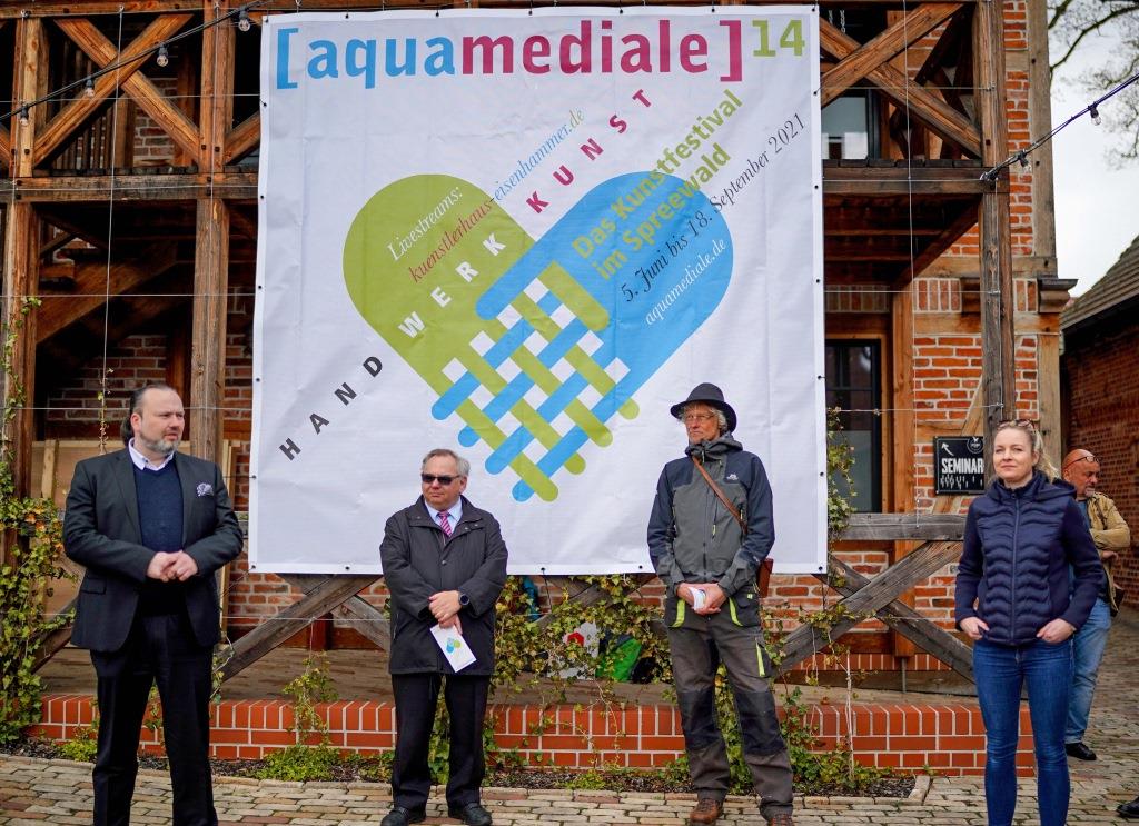 Dahme-Spreewalds Kulturdezernent Stefan Wichary, Fördervereinsvorsitzender Norbert Schmidt, Kurator Harald Larisch und Projektleiterin Anika Meißner bei der Programmvorstellung zur aquamediale 14 in Schlepzig. 