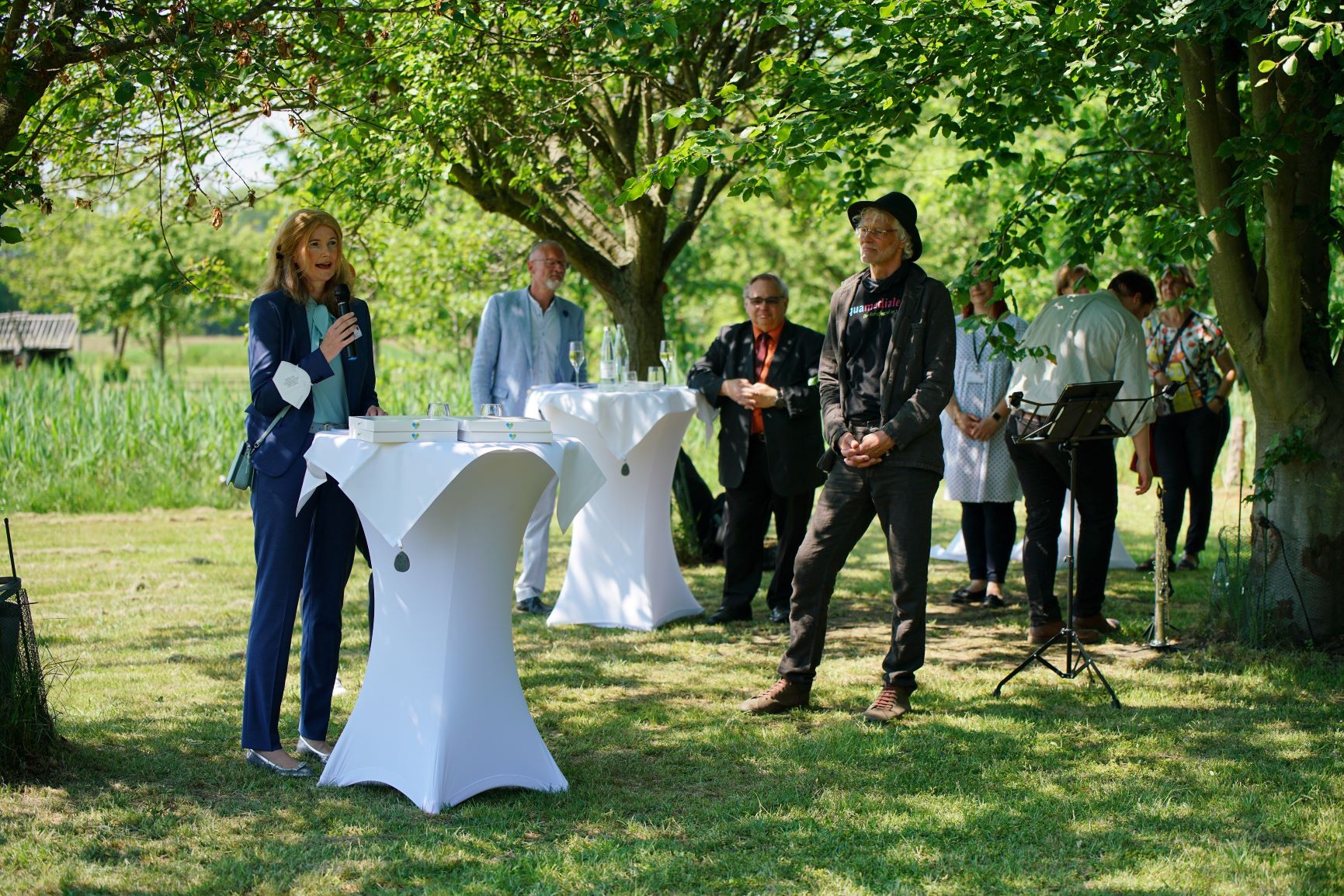 Dahme-Spreewalds Vize-Landrätin Susanne Rieckhof und Dr. Uwe Koch, Lausitzbeauftragter des Kulturministeriums, eröffnen zusammen mit dem Fördervereinsvorsitzenden Norbert Schmidt sowie Kurator Harald Larisch (v.l.n.r.) offiziell die aquamediale 14 in Schlepzig.