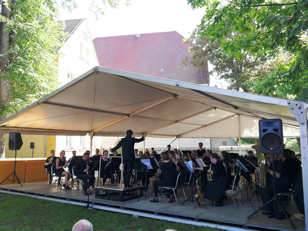 Zu sehen ist das Dresdner Bläserphilharmonie auf einer früheren Veranstaltung.